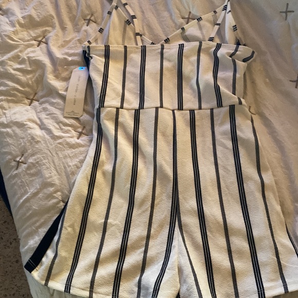 Size large almost famous romper white and black never worn - Picture 5 of 5